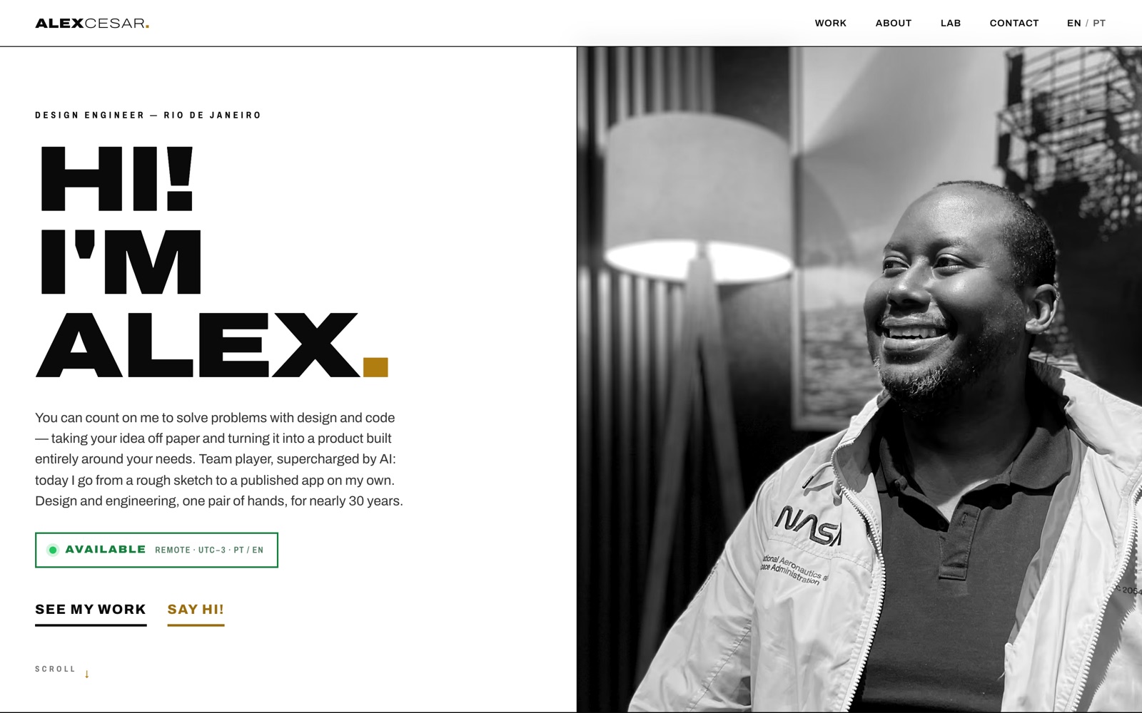 A página inicial de alexcesar.com: uma manchete grande à esquerda, um retrato em preto e branco à direita.